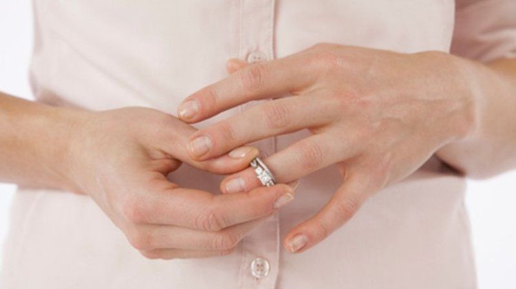 Người bệnh cần cởi bỏ quần áo và đồ trang sức trước khi tiến hành PET Scan