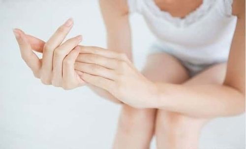 Đau lưng có thể kèm theo tê ngứa lan ra tứ chi