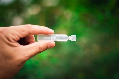 Sử dụng thuốc nhỏ mắt làm mềm ráy tai khắc phục sự hình thành của nút ráy tai