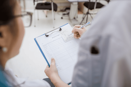 Bác sĩ khám lâm sàng và kiểm tra tầm nhìn để chẩn đoán giãn đồng tử